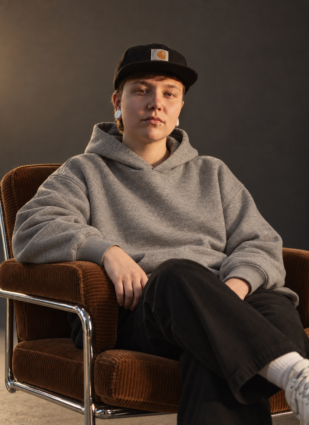 Chantal Jost in einem grauen Hoodie im Studio